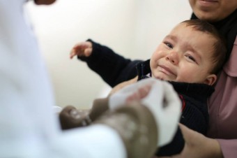 Bebê recebe vacina contra poliomielite | IKMR