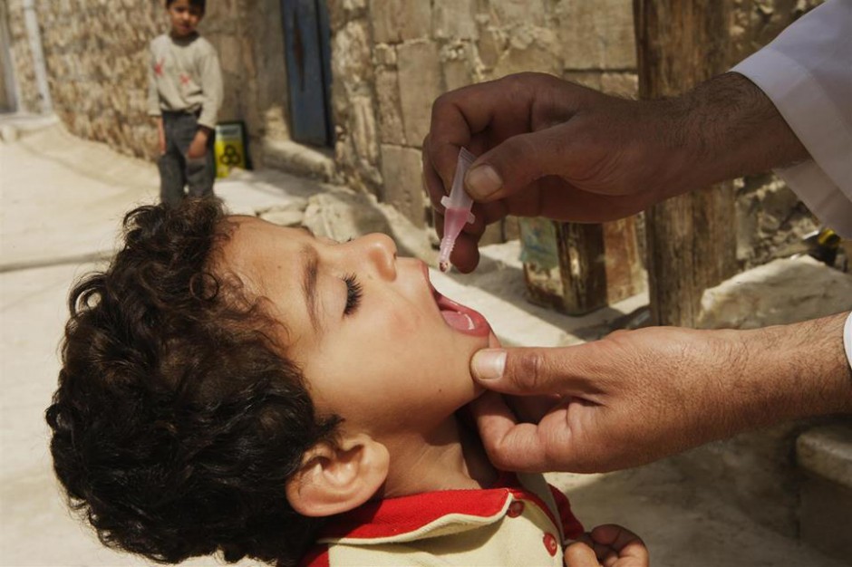 Criança recebe vacina contra pólio | IKMR