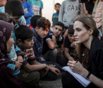 Atriz Angelina Jolie conversa com refugiados sírios | IKMR