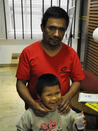 Colombiano refugiado com o filho no Brasil | IKMR