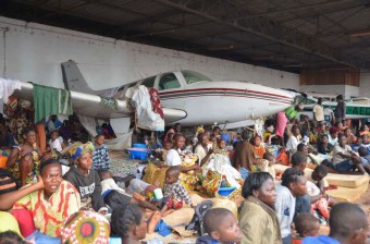 Famílias africanas aguardam ajuda em aeroporto | IKMR