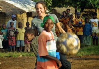 Jolie brinca com crianças | IKMR