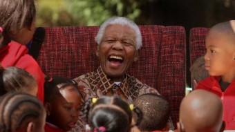 Nelson Mandela brinca com crianças | IKM