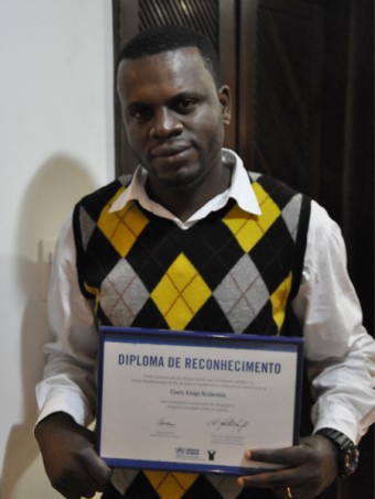 Refugiado congolês exibe diploma | IKMR