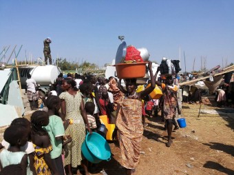 Mulheres carregam água no Sudão | IKMR