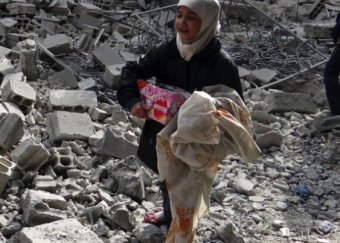 Criança caminha sobre escombros de guerra na Síria | IKMR
