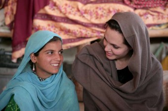 Angelina Jolie com menina refugiada | IKMR