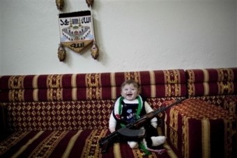 Bebê segura arma na Síria | IKMR