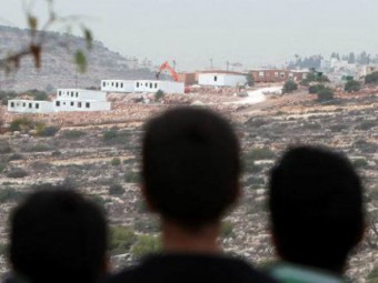 Garotos palestinos olham casas | IKMR