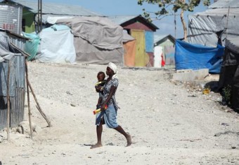 Haitiana segura bebê | IKMR