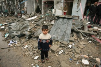Garoto palestino observa casa destruída | IKMR