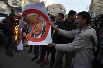 Palestinos queimam cartaz | IKMR