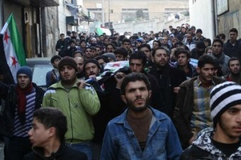 Em Aleppo, moradores acompanham o enterro de um homem morto no conflito entre rebeldes sírios