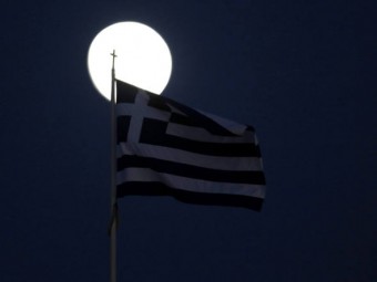 Bandeira da Grécia: neste momento, todos se encontram detidos na delegacia de polícia de Symi, onde passaram a noite