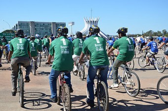Montados em suas bicicletas, um grupo de refugiados participa da largada do 10º Passeio Ciclístico Rodas da Paz, em Brasília.