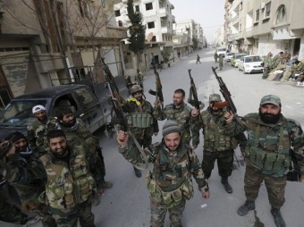 Forças pró-governo na cidade síria de Yabrud, neste domingo (16), após assumir controle total da região estratégica perto da fronteira com o Líbano (Foto: Joseph Eid / AFP)