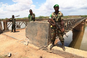 Tropas da União Africana protegem uma ponte sobre o rio Juba, perto da cidade de Burdubow, após recuperarem o controle do grupo insurgente Al Shabaab no dia 9 de março de 2014, durante uma operação conjunta com as tropas do Exército Nacional somali. Foto: UA/ONU/IST/Mahamud Hassan