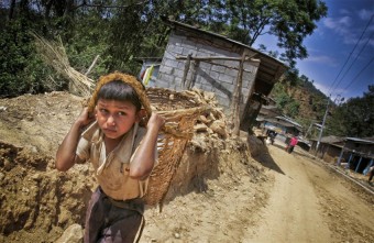 Criança em trabalho forçado em Catmandu, Nepal. Foto: IRIN/David Longstreath 
