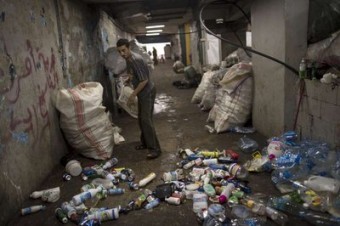 Uma extensa família de refugiados sírios vive em uma garagem subterrânea e coleta lixo nas ruas do Líbano para sobreviver. Apenas duas das 13 crianças com menos de 11 anos frequentam a escola.