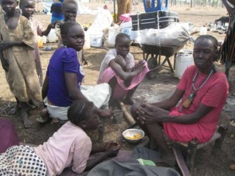 Essa mulher e sua família foram afetadas pela recente violência que comoveu o Sudão do Sul. Alguns de seus pertences e doações recebidas podem ser vistos ao fundo.