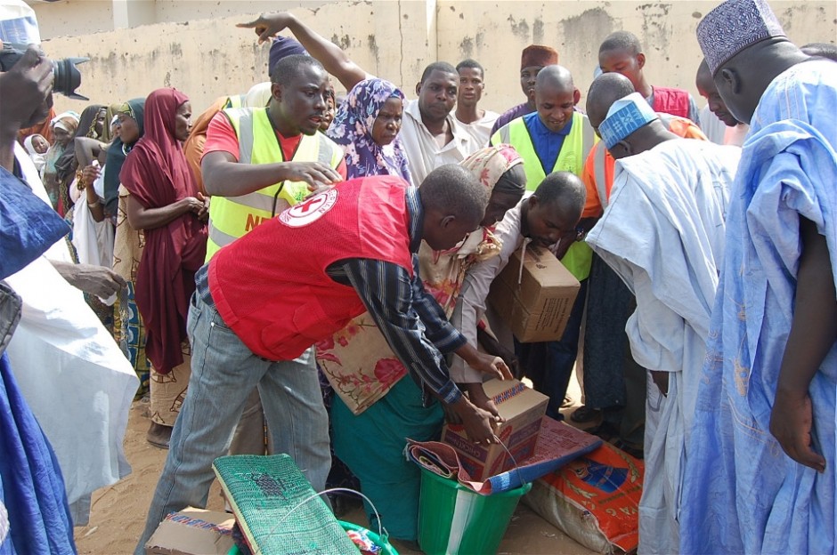 Agências humanitárias distribuem itens aos cidadãos deslocados pelas ações do Boko Haram. Foto: IRIN/Aminu Abubakar