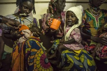Crianças desnutridas da República Centro-Africana se alimentam com suas mães, no Hospital de Batouri. Muitas crianças que atravessaram a fronteira para Camarões estão sofrendo de desnutrição.