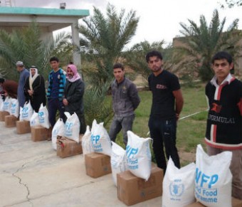Iraquianos durante entrega de comida. Foto: OIM Iraque 