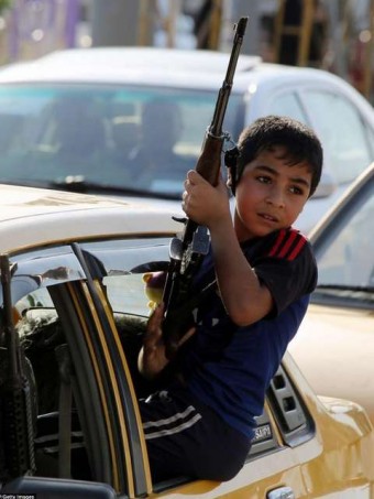 Criança exibe arma em carro no Iraque Foto: Twitter