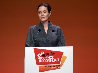 Angelina Jolie discursa nesta sexta-feira (13), em Londres, na Cúpula Global pelo Fim da Violência Sexual em Áreas de Conflito (Foto: Carl Court/AFP)