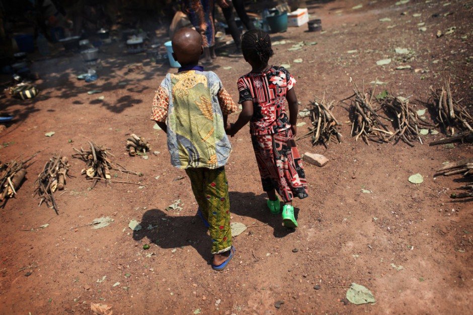 Duas crianças de mãos dadas no campo para deslocados em Bangui, capital da República Centro-Africana. Foto: UNICEF/Pierre Terdjman
