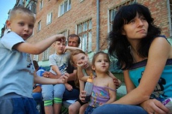 Famílias inteiras estão chegando à Rússia fugindo da violência na Ucrânia