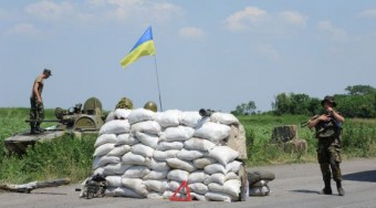 Forças ucranianas em um controle na região separatista de Donetsk. / VIKTOR DRACHEV (AFP)