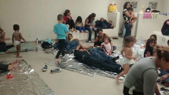 Mulheres e crianças no centro de detenção; Texas pediu US$ 30 mi ao Departamento de Estado para conter crise na fronteira