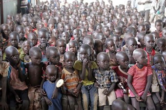 Os Salesianos dão esperança, educação e comida aos jovens no Campo de Refugiados, de Kakuma