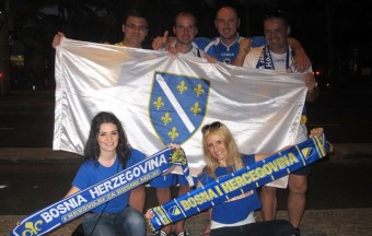 Damir (de camisa azul) posa com outros torcedores da Bósnia: "Vamos abrir e fechar no Maracanã". Foto: Thales Soares 