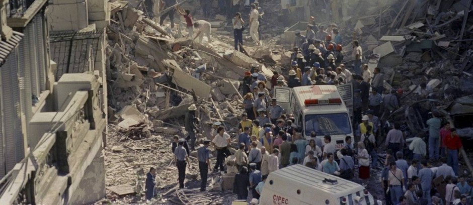Equipes de resgate e forças policiais buscam sobreviventes nos escombros da Embaixada de Israel em Buenos Aires, após um atentado terrorista - Don Rypka
