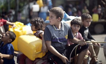 Conflito coloca crianças na linha de fogo. As férias de verão, na parte Oeste da Cidade de Gaza, ocorrem ao som das bombas e em meio ao medo da morte