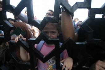 Menina tenta, juntamente com outros palestinos de Gaza, cruzar a fronteira para o Egito. Foto: UNICEF / Eyad El Baba