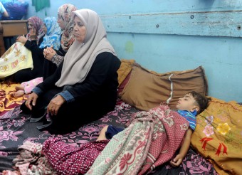 Famílias palestinas procuram abrigo numa escola da Agência das Nações Unidas de Assistência aos Refugiados da Palestina (UNRWA). Foto: UNRWA/Shareef Sarhan
