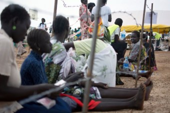 Refugiados aguardam em fila para receber comida em Tomping, no Sudão do Sul, nesta quinta-feira (27) (Foto: Charles Lomodong/AFP)