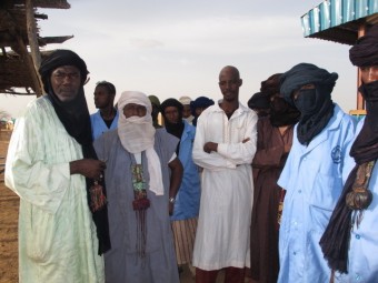 Oumar Ag Ibrahim (o último à esquerda) fugiu de Mali em fevereiro de 2012. 