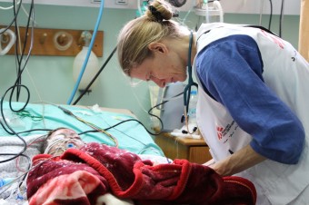 Médica atende criança em Gaza: pelo menos 18 unidades de saúde foram atingidas pelos mísseis israelenses, segundo OMS