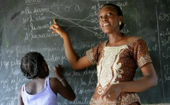 Professora do Programa de Voluntários das Nações Unidas alfabetiza crianças em Burkina Faso, na África. Foto: PNUD.