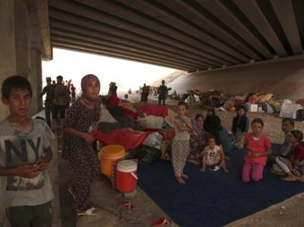 Refugiados da minoria yazidi vivem em baixo de ponte da região de Dohuk. Foto: REUTERS/Ari Jalal