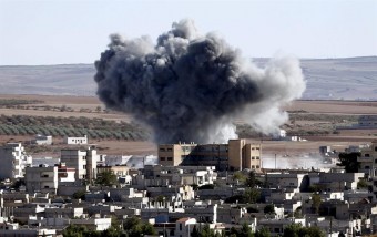 Cortina de fumaça após explosões na fronteira entre Turquia e Síria: combates com EI cada dia mais violentos