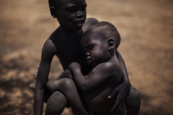 Os irmãos Nguma Idris, 3 e Sabit Idris, 1, comfortam um ao outro depois de fugirem da violência no Alto Nilo. Foto: ACNUR/B. Sokol
