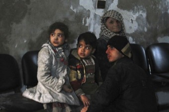 Crianças feridas aguardam tratamento em hospital em Duma, na região de Damasco, no dia 21 de dezembro, após um ataque que segundo ativistas foi feito por forças leais a Bashar al-Assad (Foto: Badra Mamet/Reuters)