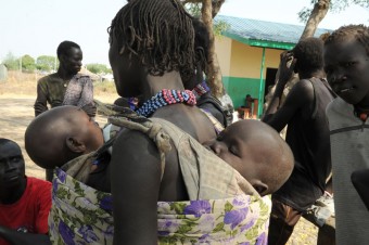 Uma mãe deslocada internamente e seus filhos no Sudão do Sul. Foto: UNMISS/Gideon Pibor