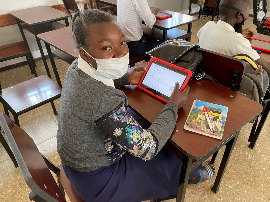 Os alunos do ensino secundário usam os tablets em sala de aula em Moçambique. © ACNUR/Raiza Fernandes Aragao