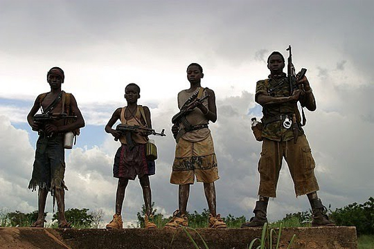 Crianças soldado são cooptadas por exércitos africanos para lutar em guerras
